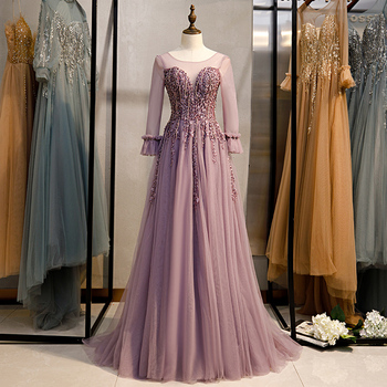 Fioletowa koronkowa suknia wieczorowa z podłogowym krojem i trzy czwarte rękawem