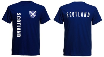 Męska koszulka piłkarska legendarnego szkockiego zawodnika Schottland w granatowym kolorze, z krótkimi rękawami i okrągłym dekoltem. Wykonana z nowoczesnego materiału bawełnianego