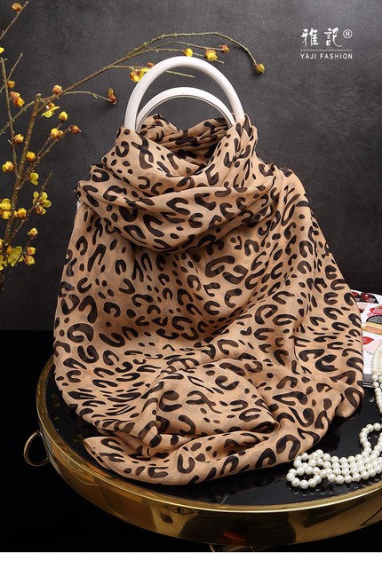 Długi szalik jedwabny z nadrukiem leoparda w kolorze kobiecym, miękki i elegancki - idealny na wiosnę czy jesień - tanie ubrania i akcesoria