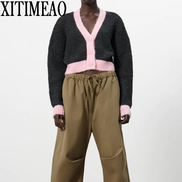Krótki sweter damska z dekoltem w serek i wzorem kontrastowym - tanie ubrania i akcesoria