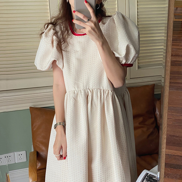 Koreańska letnia sukienka w kropki z bufiastymi rękawami, o średniej długości i kontrastową opaską [EWQ] - 16W1474 - tanie ubrania i akcesoria