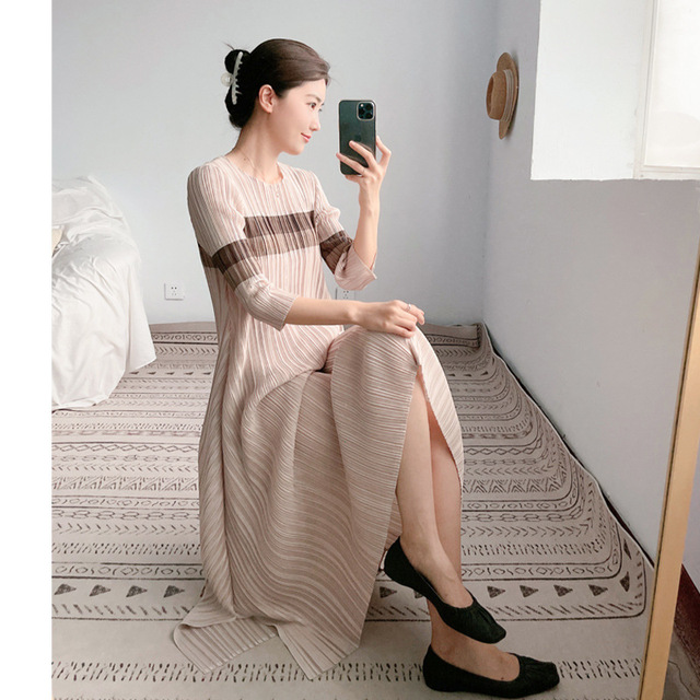Sukienka damska w stylu francuskim na wczesną jesień 2021 - długa, plisowana, nieregularna z nową fałdą, w casualowym kroju (Sukienka damska francuskiego stylu na wczesną jesień 2021) - tanie ubrania i akcesoria