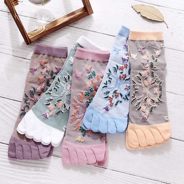 Damskie skarpetki średniej długości z palcami z bawełny w trzech wymiarach, z drobnymi kwiatkami - Harajuku Kawaii - tanie ubrania i akcesoria