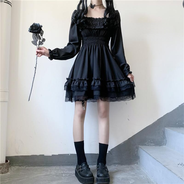 Sukienka w japońskim stylu Lolita z wysoką talią, bufiastymi rękawami i koronkowym wykończeniem - kolor czarny - tanie ubrania i akcesoria