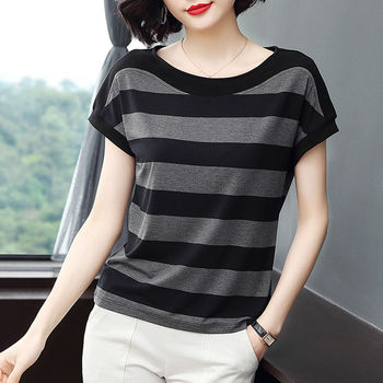 Krótka, paskowana koszulka damsko-letnia o luźnym kroju (duży rozmiar, rękaw) - Czarno-biały top