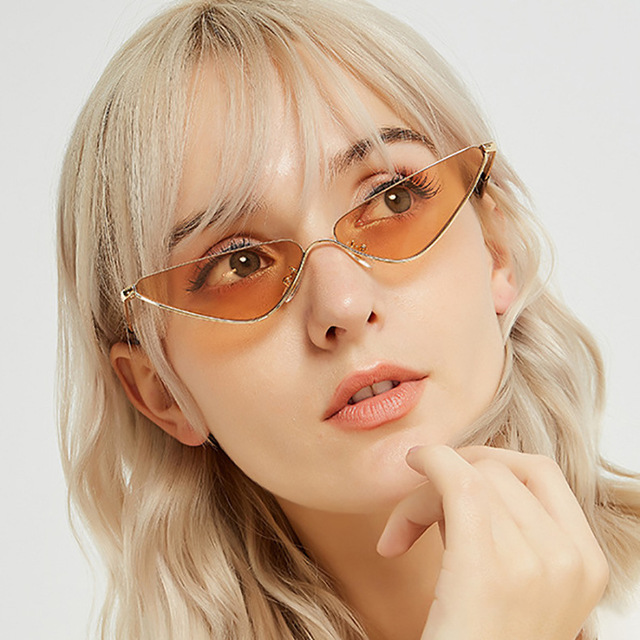 Eleganckie okulary przeciwsłoneczne w stylu kocich oczu z małymi, trójkątnymi soczewkami i metalową ramą - modny, vintage design dla kobiet. UV400 - tanie ubrania i akcesoria