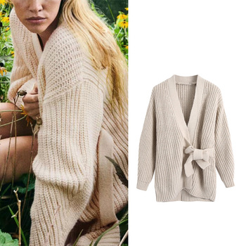 Rozpinany damski sweter jednokolorowy z dwurzędowym zdobieniem – delikatny, luźny i wygodny