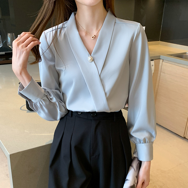 Bluzka damska w new looku na wiosnę 2021 - szyfonowa koszula z dekoltem w serek, zdobiona perłami, wykonana z jedwabnej satyny – idealna na biuro - tanie ubrania i akcesoria