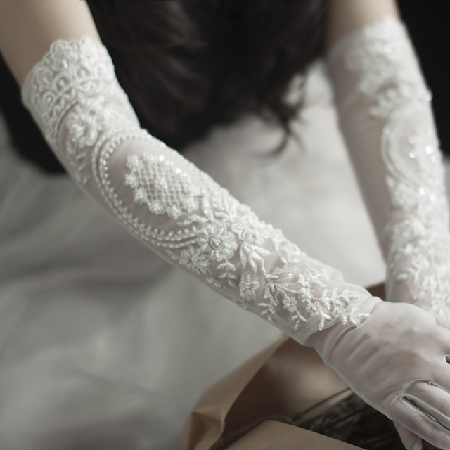 Długie ślubne rękawiczki z tiulu ozdobione paciorkami i perłami, biel, romantyczne - tanie ubrania i akcesoria