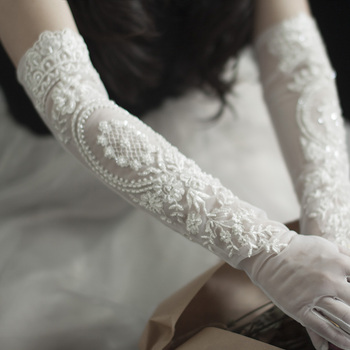 Długie ślubne rękawiczki z tiulu ozdobione paciorkami i perłami, biel, romantyczne