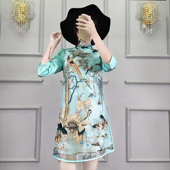 Chińska sukienka qipao z haftem i stójką, nowoczesny design 2021