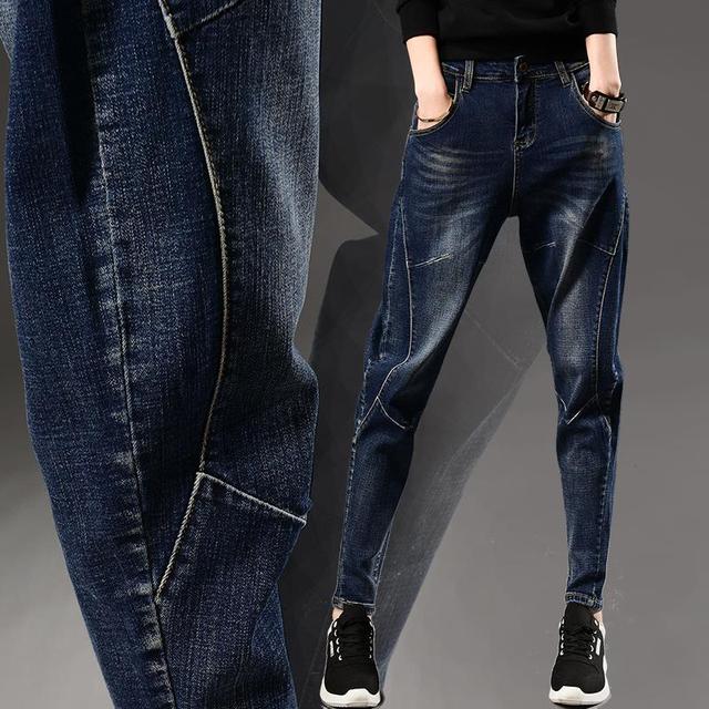 Granatowe spodnie jeansowe damskie z wysokim stanem, luźnym krojem i zimowym wzorem - tanie ubrania i akcesoria
