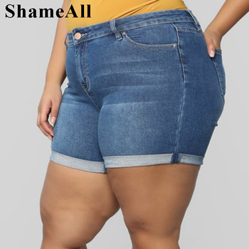 Kobiece krótkie dżinsy zaciskane w kolorze niebieskim, rozmiar 3XL-4XL, casualowe, lekko obszerne, elastyczne, letnie, z zawiniętym brzegiem - Spodnie plus-size