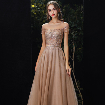 Elegancka złota sukienka na bal z cekinami - długa, perfekcyjna na studniówkę i wieczorne przyjęcia