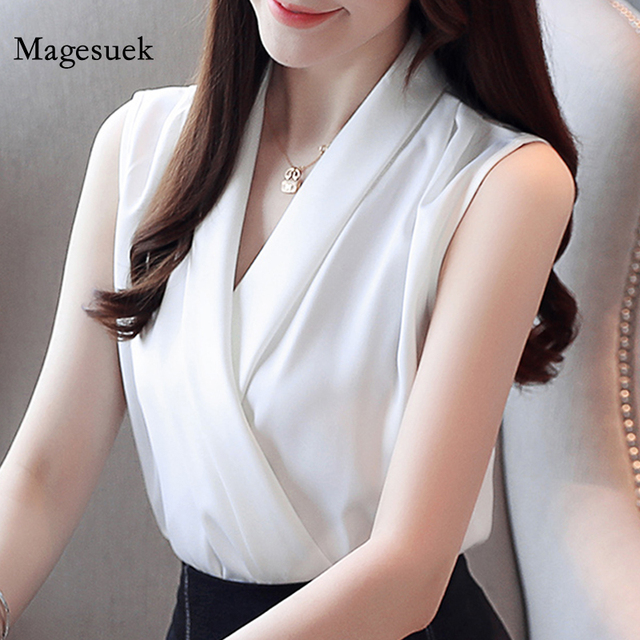 Nowoczesna elegancka damska bluzka bez rękawów w stylu koreańskim z dekoltem w serek, wykonana z szyfonu i satyny jedwabnej, koloru białego - Bluzka damska 3534 - tanie ubrania i akcesoria