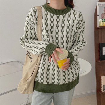Sweter dzianinowy w kratę - moda Retro