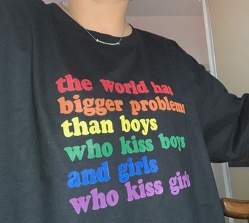 Koszulka damska z nadrukiem HJN Rainbow świat ma większe problemy niż chłopcy, którzy całują chłopców dziewcząt