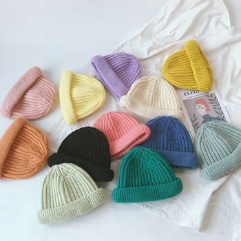 Czapka zimowa dla dzieci typu Beanie Melon z nausznikami, dzianina szydełkowa, kolor wiatroszczelny, zdobiona czaszkami