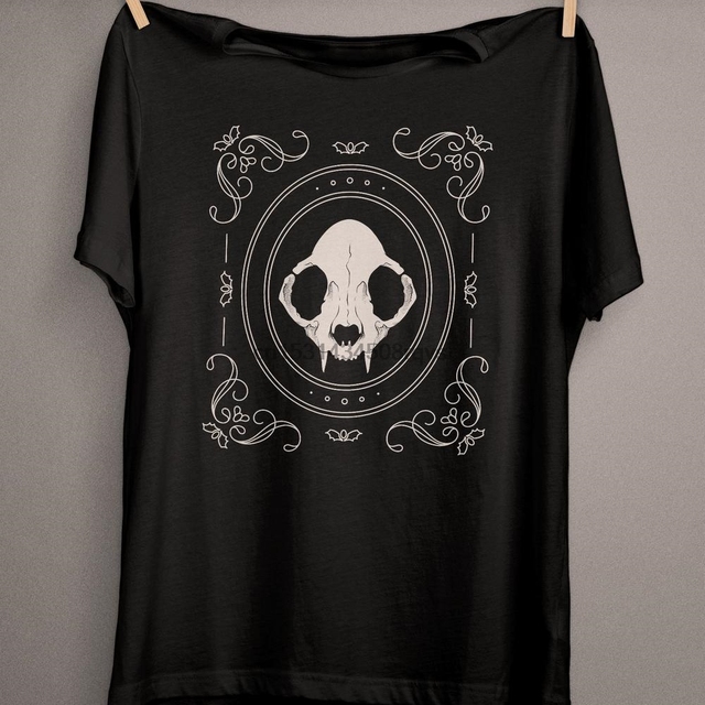 Czarne koszulki męskie w stylu gotyckim z plemiennym motywem kota czaszki, idealne dla miłośników mrocznej mody - tanie ubrania i akcesoria