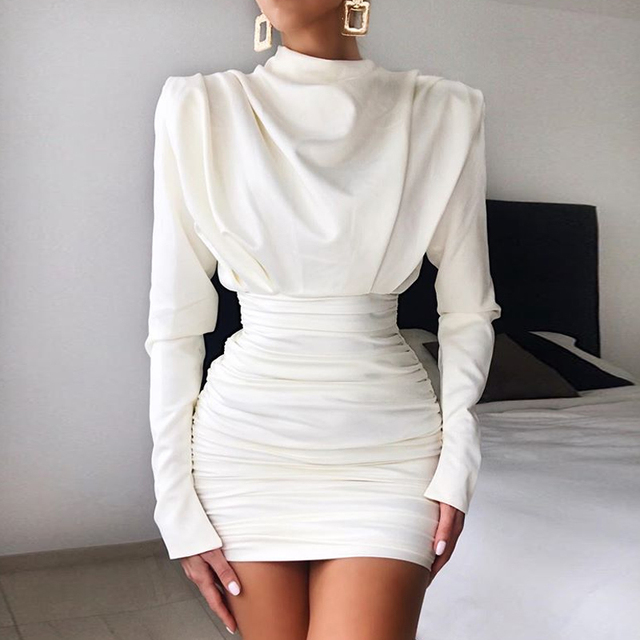 Biała sukienka z długimi rękawami o prostym dekolcie i zameczkiem - Mini sukienka Slim Fit o jednolitym kolorze oraz plisach - tanie ubrania i akcesoria