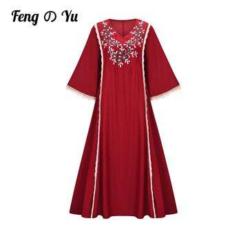 Haftowana sukienka burgundii z dekoltem w serek, długimi rękawami i koronkowymi detalami - plus size
