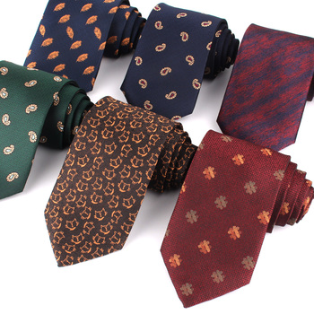 Wąski krawat kwiatowy dla mężczyzn - idealny na ślubnego garnituru