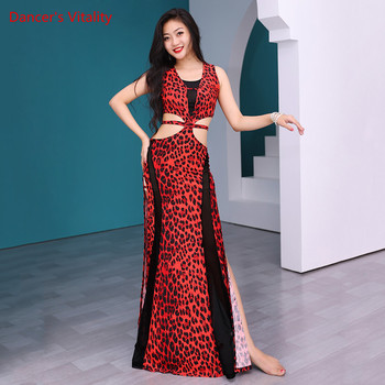 Długa sukienka do tańca brzucha z cętkami i rozcięciem, idealna dla kobiet praktykujących taniec orientalny