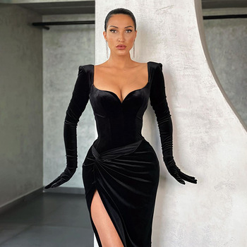 Elegancka czarna sukienka typu wrap z długim rękawem, dekoldem V i rozcięciem – Moda jesień 2021