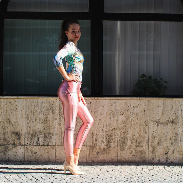 Capri Melody - Różowe legginsy metalowe dla kobiet, zwężane w połowie nogi, z połyskiem - tanie ubrania i akcesoria