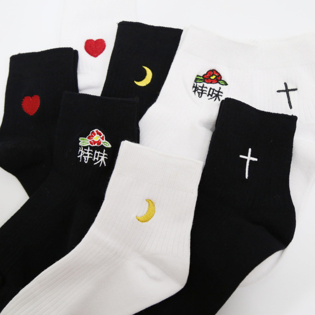 Skarpety damskie z haftem - słodkie cukierki, księżyc, serce (Korea Harajuku) - tanie ubrania i akcesoria