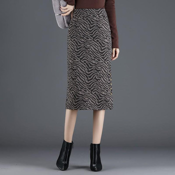 Długoskładany model spódnicy z nadrukiem leoparda i zebrą, idealny na jesień i zimę. Urocza propozycja damska na sezon 2021 - nowa kolekcja. Moda koreańska Y2k