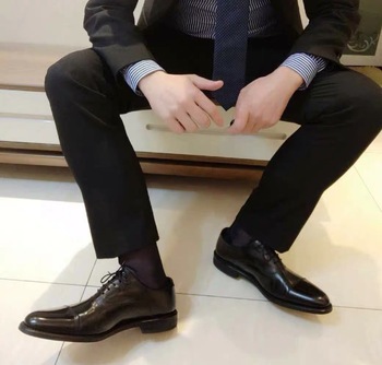 Męskie podkolanówki garniturowe – ekskluzywne, świetlisto delikatne skarpety w biznesowym stylu