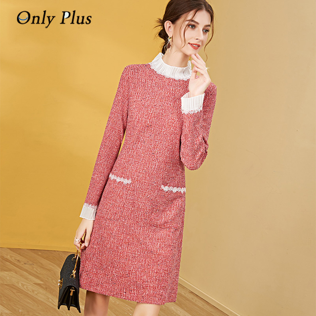 Sukienka wełniana Tylko Plus 2022 w różowym odcieniu, z długim rękawem i koronkowym półgolfem - elegancka propozycja na wiosnę - tanie ubrania i akcesoria