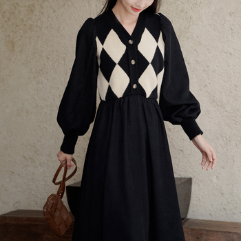 Elegancka długa sukienka w kratę z bufkami i guzikami, w stylu Vintage, patchworkowy projekt, idealna na zimę