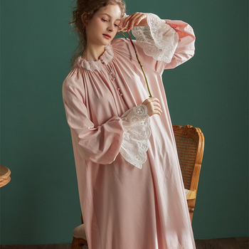 Elegancka bawełniana koszula nocna w średniowiecznym stylu europejskim