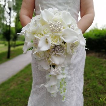 Bukiet ślubny z białych róż, perły i lilie z dekoracją kaskadowych kwiatów