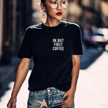 Funny koszulka 'OK, But First Coffee' z nadrukami dla kobiet - krótki rękaw
