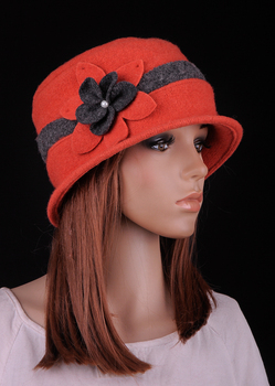 Kobieca czapka zimowa vintage z wełny w kolorze pomarańczowym z rozetą Cloche