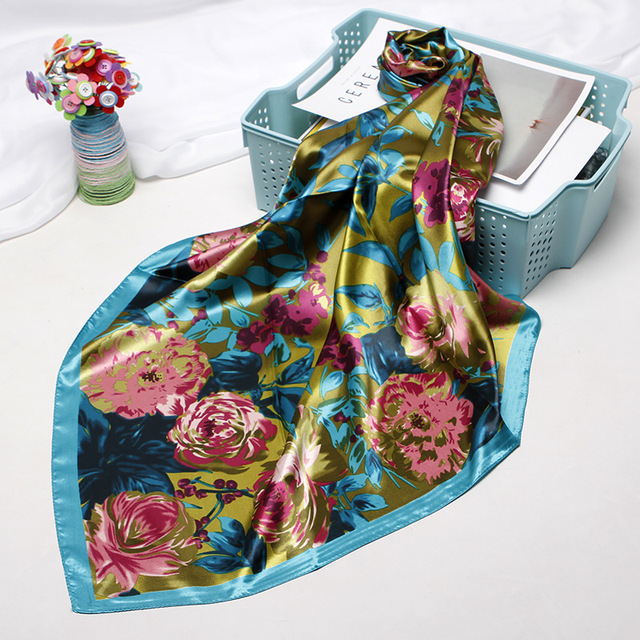 Fioletowy szalik damski z kwiatowym motywem i satynowym jedwabiem, długość 90cm - tanie ubrania i akcesoria