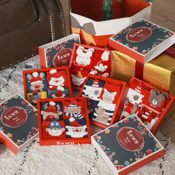 Zestaw 4 par skarpetek ze świętym Mikołajem - świąteczne dekoracje, prezenty bożonarodzeniowe